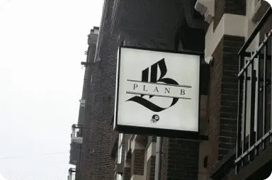 Plan B is een echte ontdekkingsreis voor iedereen die waarde hecht aan een uitstekende service, heerlijke drankjes en een gezellige sfeer. Een gunstige locatie, gevarieerd menu, spannende evenementen en vriendelijke service maken deze bar de perfecte plek voor elke gelegenheid.